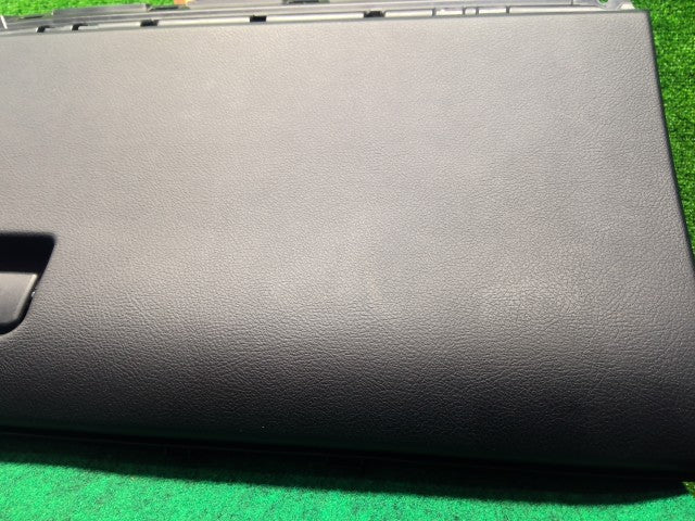 【中古】クラウン DAA-AWS210 グローブＢＯＸ 55550-30501-C0