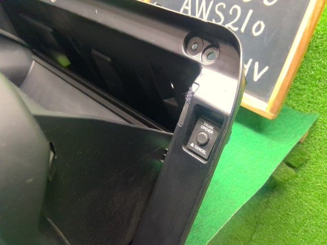 【中古】クラウン DAA-AWS210 グローブＢＯＸ 55550-30501-C0