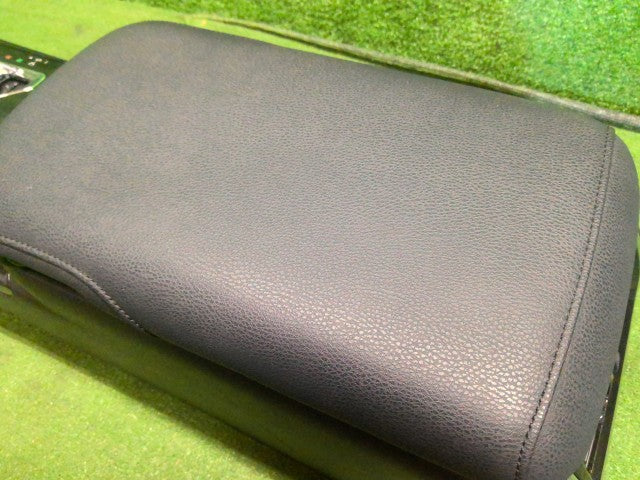 【中古】クラウン DAA-AWS210 コンソールボックス 58810-30D30-C5