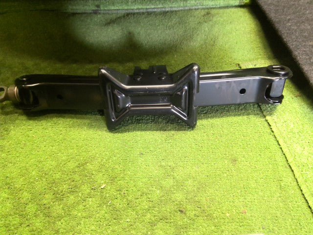 【中古】クラウン DAA-AWS210 ラゲッジボード 車載工具