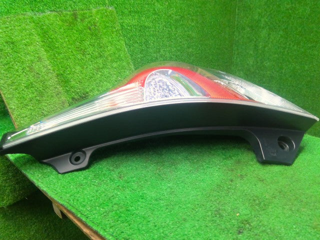 アクア 右テールランプ DAA-NHP10 81551-52E90