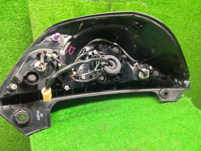 アクア 右テールランプ DAA-NHP10 81551-52E90
