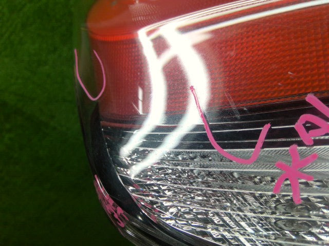 アクア 左テールランプ DAA-NHP10 81561-52E90