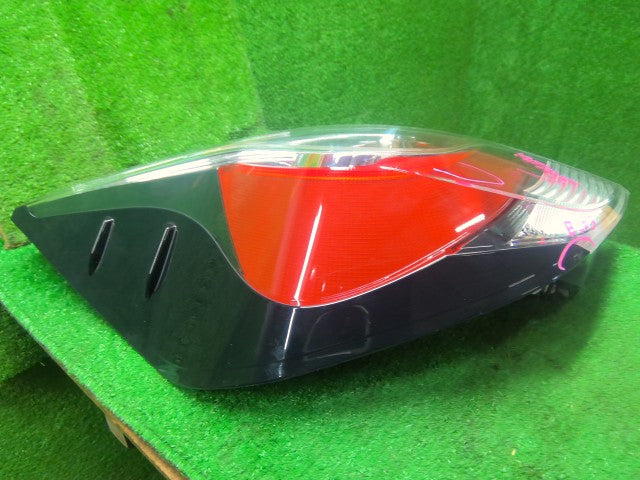 アクア 左テールランプ DAA-NHP10 81561-52E90