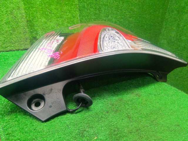 アクア 左テールランプ DAA-NHP10 81561-52E90