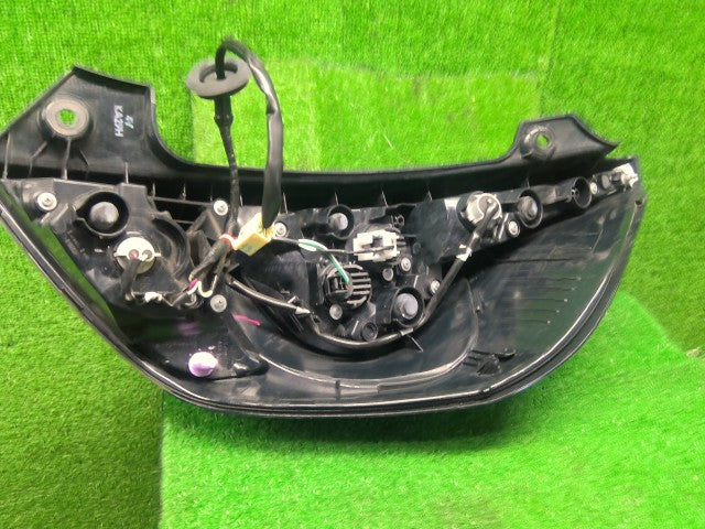 アクア 左テールランプ DAA-NHP10 81561-52E90