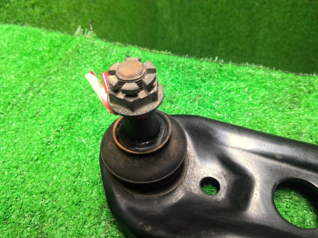 アクア 左Ｆロアアーム DAA-NHP10 48069-59145