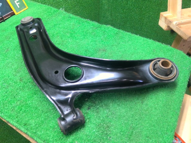 アクア 左Ｆロアアーム DAA-NHP10 48069-59145