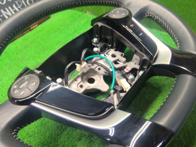 アクア ステアリングホイール DAA-NHP10 45100-47210-C6