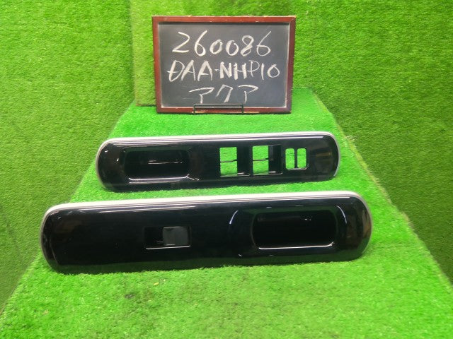 アクア 内装部品 DAA-NHP10 74232-52740-C1