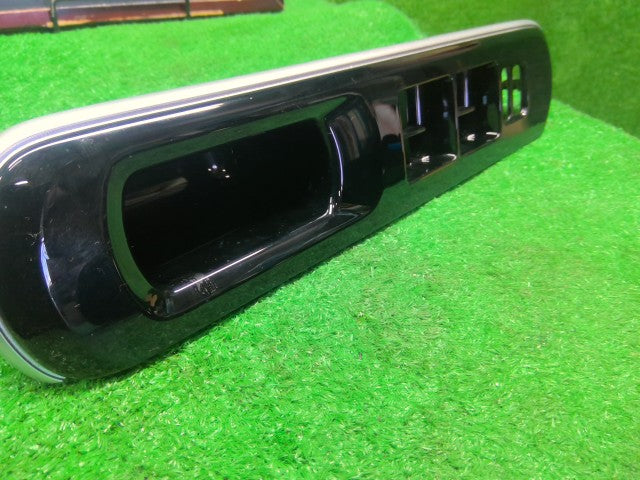 アクア 内装部品 DAA-NHP10 74232-52740-C1