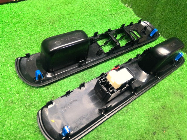 アクア 内装部品 DAA-NHP10 74232-52740-C1
