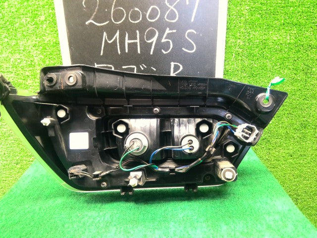 ワゴンＲ 右テールランプ 5AA-MH95S 35650-63R01
