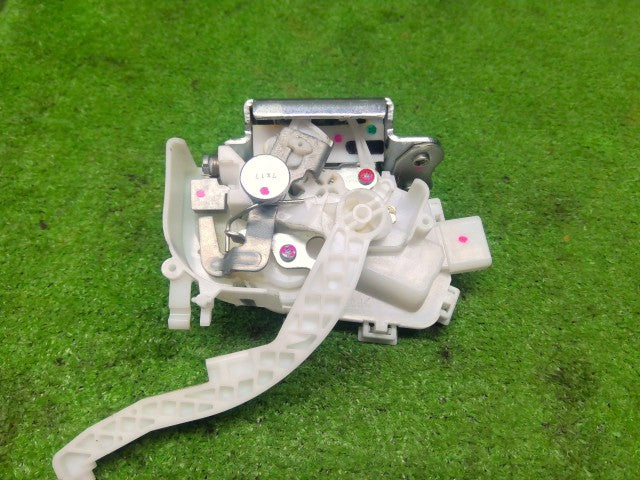 【中古】デイズ DBA-B21W バックドアロックソレノイド 90502-6A00E