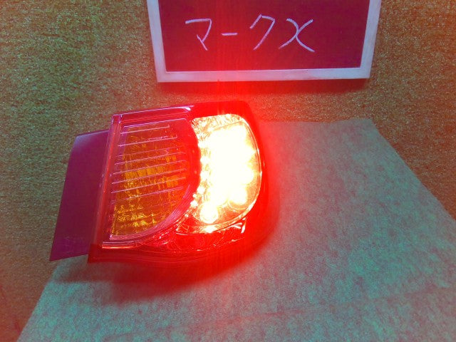 【中古】マークＸ DBA-GRX135 右テールランプ 81550-22A30
