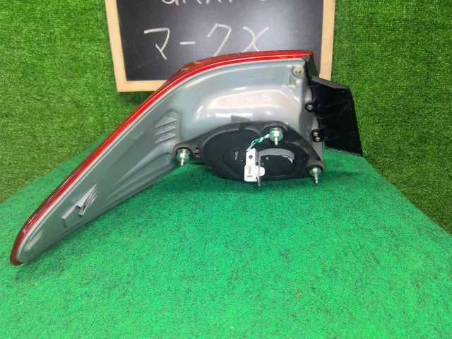 【中古】マークＸ DBA-GRX135 右テールランプ 81550-22A30