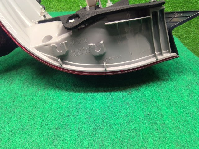 【中古】マークＸ DBA-GRX135 右テールランプ 81550-22A30