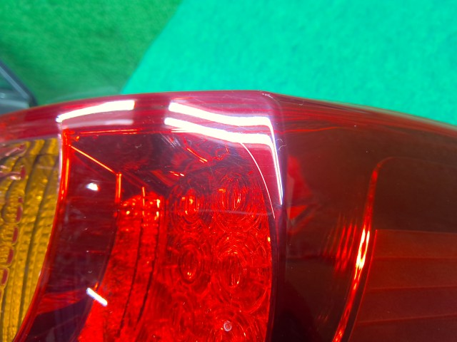 【中古】マークＸ DBA-GRX135 右テールランプ 81550-22A30