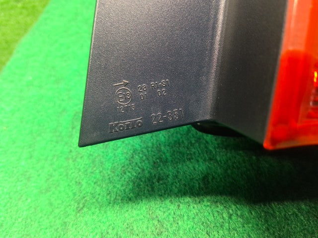 【中古】マークＸ DBA-GRX135 右テールランプ 81550-22A30