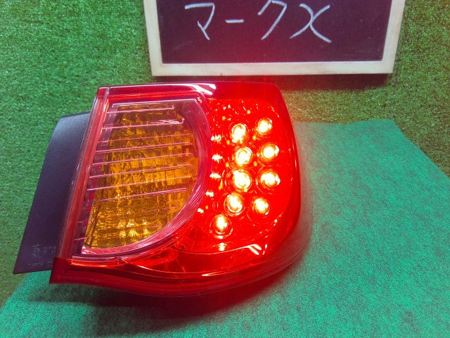 【中古】マークＸ DBA-GRX135 右テールランプ 81550-22A30