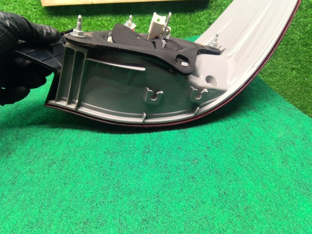 【中古】マークＸ DBA-GRX135 左テールランプ 81560-22A30