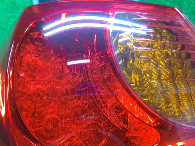 【中古】マークＸ DBA-GRX135 左テールランプ 81560-22A30