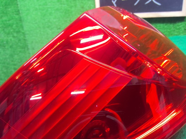 【中古】マークＸ DBA-GRX135 左テールランプ 81560-22A30
