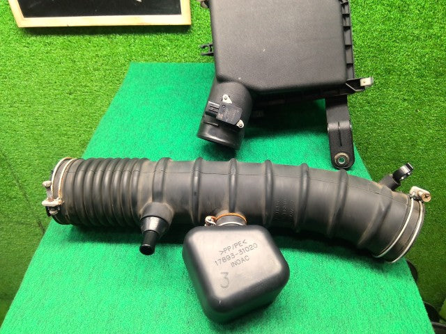 【中古】マークＸ DBA-GRX135 エアクリーナーＡＳＳＹ 17700-31810