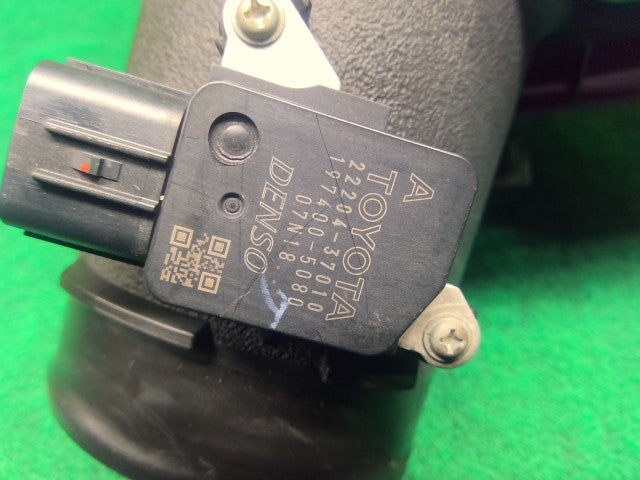 【中古】マークＸ DBA-GRX135 エアクリーナーＡＳＳＹ 17700-31810