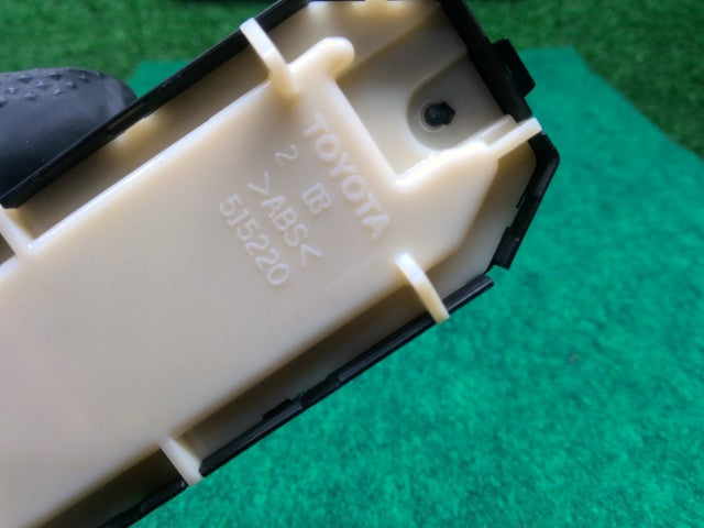 【中古】マークＸ DBA-GRX135 パワーウインドウスイッチ 84040-33080