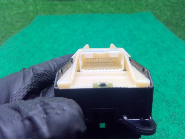【中古】マークＸ DBA-GRX135 パワーウインドウスイッチ 84040-33080