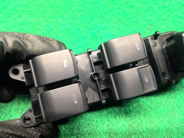 【中古】マークＸ DBA-GRX135 パワーウインドウスイッチ 84040-33080