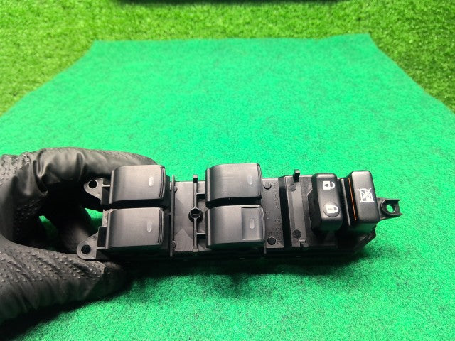 【中古】マークＸ DBA-GRX135 パワーウインドウスイッチ 84040-33080