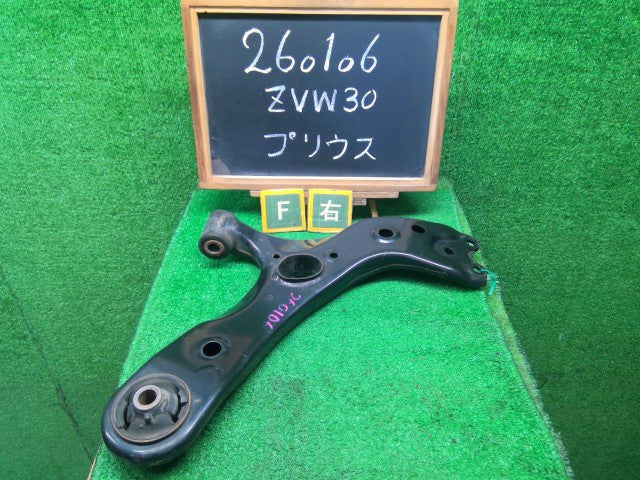 プリウス 右Ｆロアアーム DAA-ZVW30 48068-47050