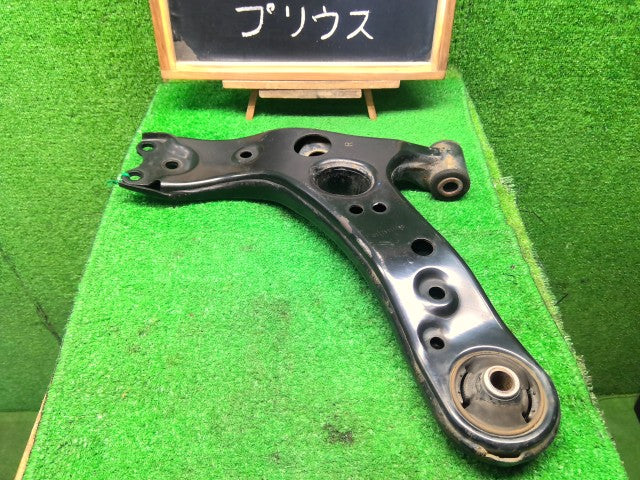 プリウス 右Ｆロアアーム DAA-ZVW30 48068-47050