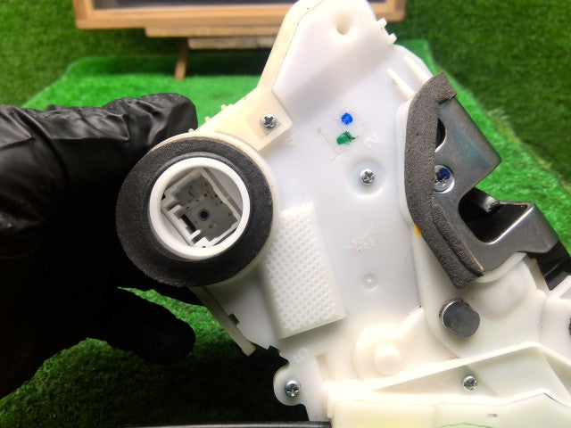 プリウス 右Ｆドアロックソレノイド DAA-ZVW30 69030-52290
