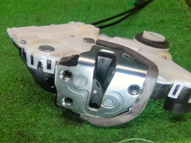 プリウス 右Ｆドアロックソレノイド DAA-ZVW30 69030-52290