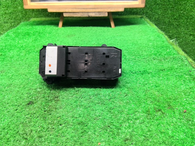 ＣＲ－Ｖ DBA-RE4 パワーウインドウスイッチ 35750-SWA-J01 自社品番260109 NH624P