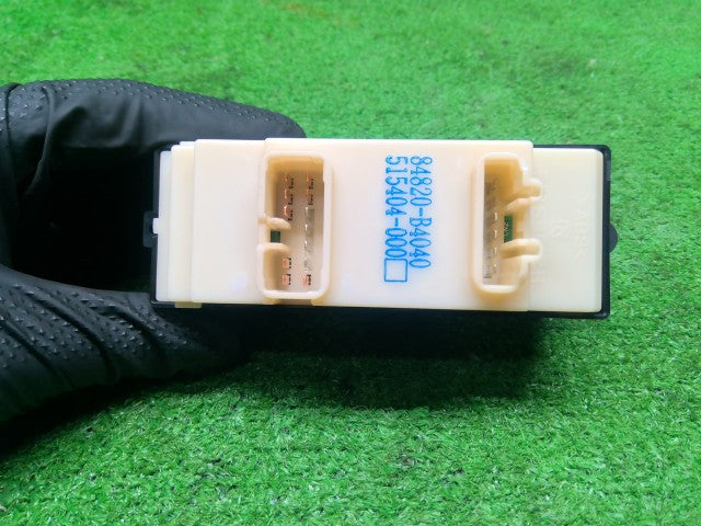 【中古】テリオスキッド ABA-J111G パワーウインドウスイッチ 84820-B4040
