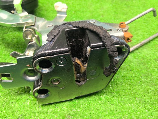 【中古】テリオスキッド ABA-J111G 右フロントドアロックソレノイド 69030-87410