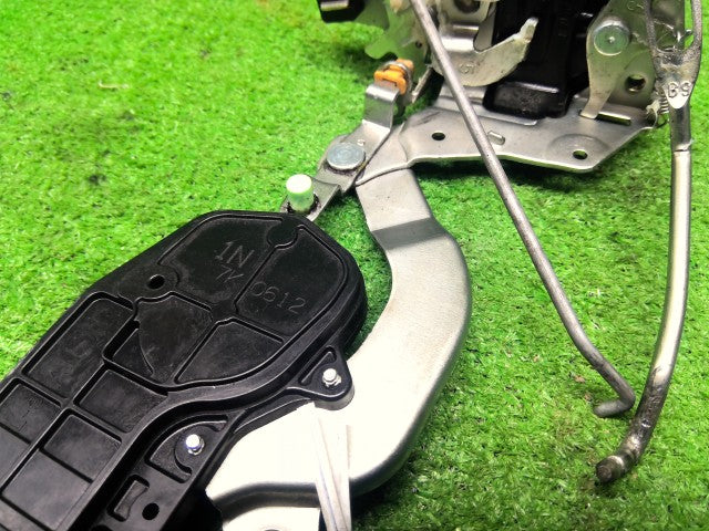 【中古】テリオスキッド ABA-J111G バックドアロックソレノイド 69110-87402