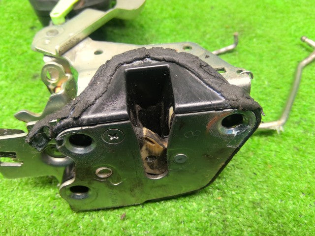 【中古】テリオスキッド ABA-J111G バックドアロックソレノイド 69110-87402