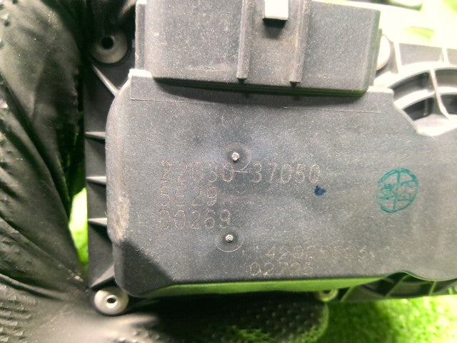 【中古】ノア DBA-ZRR85G インテークマニホールド 17120-37031