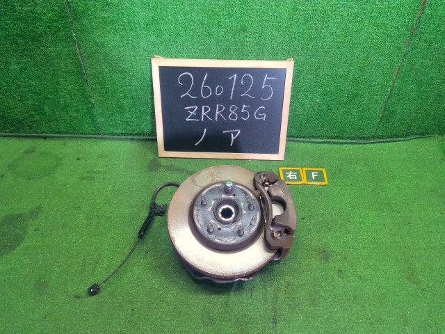 【中古】ノア DBA-ZRR85G 右フロントナックルハブＡＳＳＹ 43211-44050