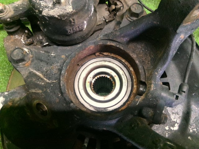 【中古】ノア DBA-ZRR85G 右フロントナックルハブＡＳＳＹ 43211-44050