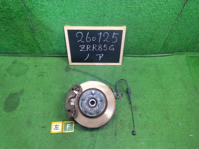 【中古】ノア DBA-ZRR85G 左フロントナックルハブＡＳＳＹ 43212-44050