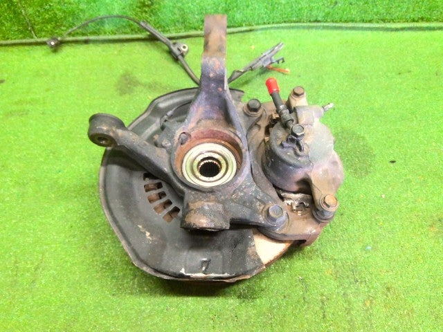 【中古】ノア DBA-ZRR85G 左フロントナックルハブＡＳＳＹ 43212-44050