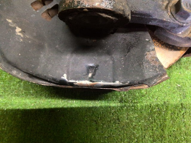 【中古】ノア DBA-ZRR85G 左フロントナックルハブＡＳＳＹ 43212-44050