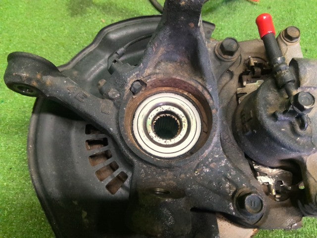 【中古】ノア DBA-ZRR85G 左フロントナックルハブＡＳＳＹ 43212-44050