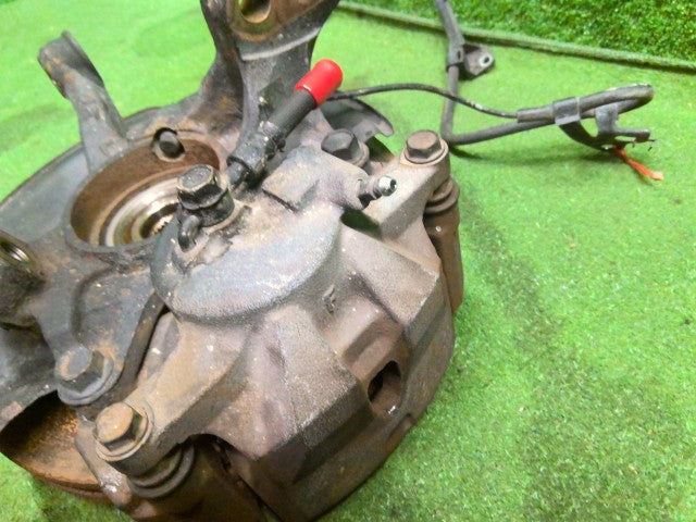 【中古】ノア DBA-ZRR85G 左フロントナックルハブＡＳＳＹ 43212-44050